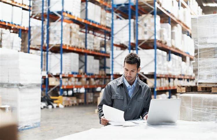 Shipper in a warehouse on a laptop